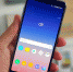 На фото продемонстрировали «дырявый» дисплей Samsung Galaxy A8s - VladTime.Ru