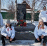 Школьники из Муравейки расчистили от снега памятник воинам-односельчанам - Единая Россия